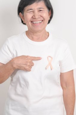 Eylül ayı için Şeftali Kurdeleli yaşlı kadın Uterin Kanser Bilinci Ayı, Endometrial Kanser, Jinekoloji, Rahim ve Yumurtalıklar, Endometriyozis, Haziran Vajinal Kanser ve Dünya Kanser Günü Konsepti