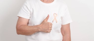 Eylül ayı için Şeftali Kurdeleli yaşlı kadın Uterin Kanser Bilinci Ayı, Endometrial Kanser, Jinekoloji, Rahim ve Yumurtalıklar, Endometriyozis, Haziran Vajinal Kanser ve Dünya Kanser Günü Konsepti