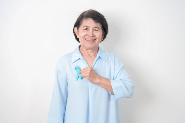 Mavi kasım, kasım prostat kanseri farkındalık ayı, dünya diyabet günü, erkek sağlığı ayı, uluslararası erkekler, baba günü kavramı için mavi kurdeleli yaşlılar. Sağlık ve Dünya Kanser Günü