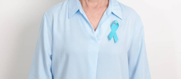 Пожилые люди с голубой лентой для концепции синий ноябрь, ноябрь месяц рака предстательной железы, Всемирный день диабета, Мужчины месяц здоровья, Международные мужчины, День отца. Всемирный день борьбы с раком