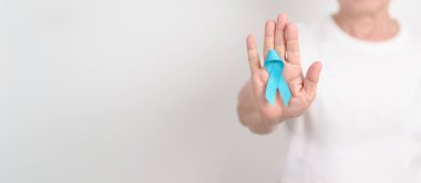 Mavi kasım, kasım prostat kanseri farkındalık ayı, dünya diyabet günü, erkek sağlığı ayı, uluslararası erkekler, baba günü kavramı için mavi kurdeleli yaşlılar. Sağlık ve Dünya Kanser Günü