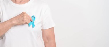 Mavi kasım, kasım prostat kanseri farkındalık ayı, dünya diyabet günü, erkek sağlığı ayı, uluslararası erkekler, baba günü kavramı için mavi kurdeleli yaşlılar. Sağlık ve Dünya Kanser Günü