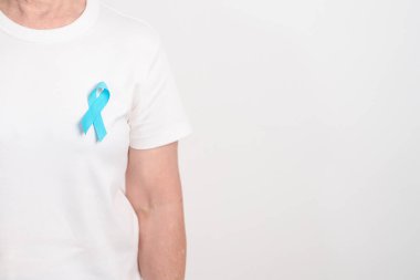 Mavi kasım, kasım prostat kanseri farkındalık ayı, dünya diyabet günü, erkek sağlığı ayı, uluslararası erkekler, baba günü kavramı için mavi kurdeleli yaşlılar. Sağlık ve Dünya Kanser Günü