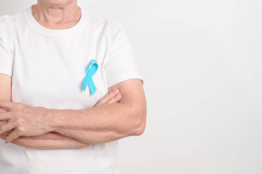 Mavi kasım, kasım prostat kanseri farkındalık ayı, dünya diyabet günü, erkek sağlığı ayı, uluslararası erkekler, baba günü kavramı için mavi kurdeleli yaşlılar. Sağlık ve Dünya Kanser Günü