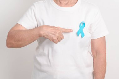 Mavi kasım, kasım prostat kanseri farkındalık ayı, dünya diyabet günü, erkek sağlığı ayı, uluslararası erkekler, baba günü kavramı için mavi kurdeleli yaşlılar. Sağlık ve Dünya Kanser Günü