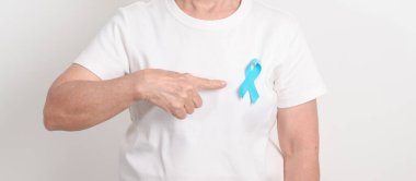 Mavi kasım, kasım prostat kanseri farkındalık ayı, dünya diyabet günü, erkek sağlığı ayı, uluslararası erkekler, baba günü kavramı için mavi kurdeleli yaşlılar. Sağlık ve Dünya Kanser Günü