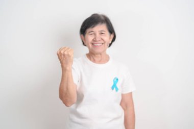 Mavi kasım, kasım prostat kanseri farkındalık ayı, dünya diyabet günü, erkek sağlığı ayı, uluslararası erkekler, baba günü kavramı için mavi kurdeleli yaşlılar. Sağlık ve Dünya Kanser Günü