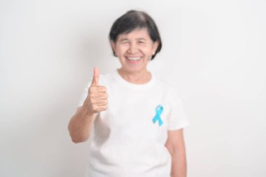 Mavi kasım, kasım prostat kanseri farkındalık ayı, dünya diyabet günü, erkek sağlığı ayı, uluslararası erkekler, baba günü kavramı için mavi kurdeleli yaşlılar. Sağlık ve Dünya Kanser Günü