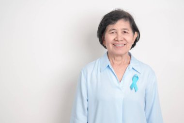 Mavi kasım, kasım prostat kanseri farkındalık ayı, dünya diyabet günü, erkek sağlığı ayı, uluslararası erkekler, baba günü kavramı için mavi kurdeleli yaşlılar. Sağlık ve Dünya Kanser Günü