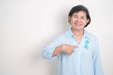 Mavi kasım, kasım prostat kanseri farkındalık ayı, dünya diyabet günü, erkek sağlığı ayı, uluslararası erkekler, baba günü kavramı için mavi kurdeleli yaşlılar. Sağlık ve Dünya Kanser Günü