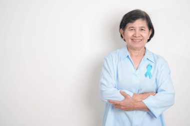 Mavi kasım, kasım prostat kanseri farkındalık ayı, dünya diyabet günü, erkek sağlığı ayı, uluslararası erkekler, baba günü kavramı için mavi kurdeleli yaşlılar. Sağlık ve Dünya Kanser Günü