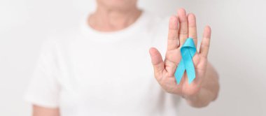 Mavi kasım, kasım prostat kanseri farkındalık ayı, dünya diyabet günü, erkek sağlığı ayı, uluslararası erkekler, baba günü kavramı için mavi kurdeleli yaşlılar. Sağlık ve Dünya Kanser Günü