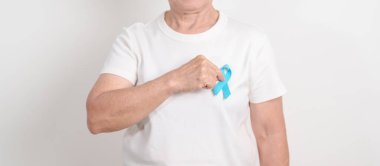 Mavi kasım, kasım prostat kanseri farkındalık ayı, dünya diyabet günü, erkek sağlığı ayı, uluslararası erkekler, baba günü kavramı için mavi kurdeleli yaşlılar. Sağlık ve Dünya Kanser Günü