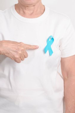 Mavi kasım, kasım prostat kanseri farkındalık ayı, dünya diyabet günü, erkek sağlığı ayı, uluslararası erkekler, baba günü kavramı için mavi kurdeleli yaşlılar. Sağlık ve Dünya Kanser Günü