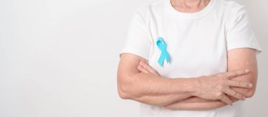 Mavi kasım, kasım prostat kanseri farkındalık ayı, dünya diyabet günü, erkek sağlığı ayı, uluslararası erkekler, baba günü kavramı için mavi kurdeleli yaşlılar. Sağlık ve Dünya Kanser Günü