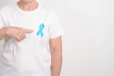 Mavi kasım, kasım prostat kanseri farkındalık ayı, dünya diyabet günü, erkek sağlığı ayı, uluslararası erkekler, baba günü kavramı için mavi kurdeleli yaşlılar. Sağlık ve Dünya Kanser Günü