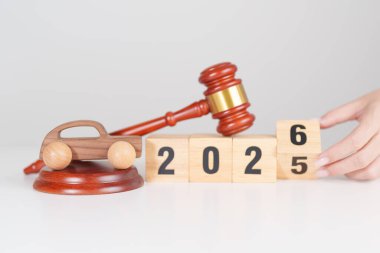 2025 'in sonunda mutlu yıllar 2026' ya küçük oyuncak araba modelleri ve yargıç tokmağıyla mahkeme masasında. Araba Kanunu, Sigorta, Otomatik Vergi, Açık Artırma ve Açık Artırma Kavramları