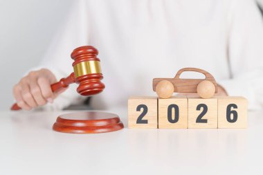 Yeni yılınız kutlu olsun. Küçük oyuncak araba modelleri ve yargıç tokmağı mahkeme masasında. Araba Kanunu, Sigorta, Otomatik Vergi, Açık Artırma ve Açık Artırma Kavramları