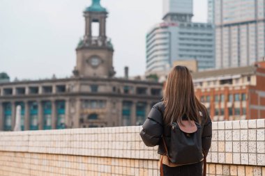 Çin, Şangay 'ı ziyaret eden bir kadın gezgin. Mutlu Bayan Turist Şangay manzarası gezileri. Şehir simgesi ve turizm turizmi için popüler. Seyahat ve tatil kavramı