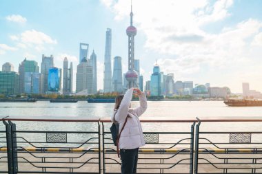 Çin, Şangay 'ı ziyaret eden bir kadın gezgin. Şangay 'ın kuzeyindeki Lujiazui' nin Şangay manzarasını gören mutlu bayan turistler. Şehir simgesi ve turizm turizmi için popüler. Tatil kavramı