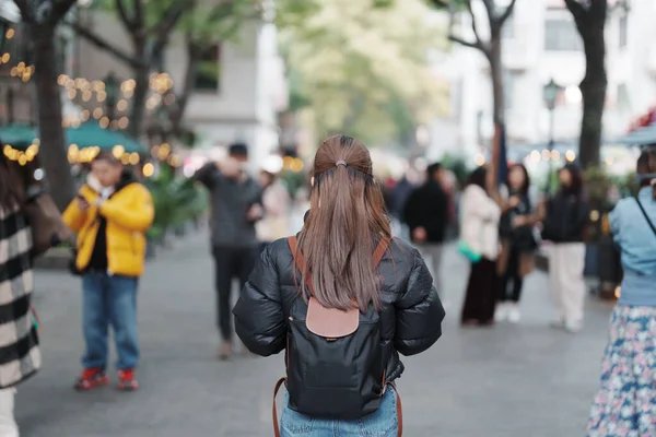 Çin, Şangay 'ı ziyaret eden bir kadın gezgin. Xintiandi 'de gezen sırt çantalı bir bayan turist. Şangay 'da turizm turizmiyle ünlü. Seyahat ve tatil kavramı 