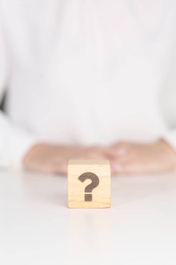 Tahta soru bloğu işareti işareti. SSS, sıklıkla sorulan sorular, yanıtlar, soru-cevap, bilgi, iletişim, sorun ve sorgulama kavramları