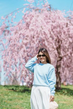Kitakami Tenshochi Parkı 'nı bahar aylarında Sakura Kiraz Çiçeği ile gezen bir kadın, Kitakami Festivali' nde seyahat eden gezgin, Iwate Bölgesi, Japonya. Seyahat ve Tatil için Dönüm Noktası 