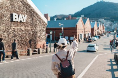 Hakodate 'de turist ziyareti, mutlu gezginler bahar sezonunda Kanemori Kırmızı Tuğla Deposu' nu geziyor. Japonya 'nın Hokkaido şehrinde önemli ve popüler bir yer. Seyahat ve Tatil kavramı
