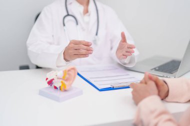 Yaşlı hasta doktordan kulak hastalığına danışmanlık yapıyor. Kıdemli Sağlık Teşhisi. Atresia, Otitis Media, Pertorated Eardrum, Meniere sendromu, otolaryngologist, İşitme Kaybı