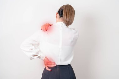 Sırt kasları gerilmesi, Piriforis Sendromu, Düşük Sırt Ağrısı, Bel Diski Bozukluğu, Fıtık, Osteoporoz, Omurga Sıkıştırma ve Ofis Sendromu konseptleri için sırt ağrısı çeken iş kadını.