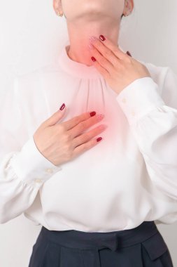 Gastroözofagus Reflü Hastalığı veya GERD, Asit Reflü Hastalığı, Gastro Özofagus veya GORD ve Dispepsi Konsepti. İş kadınının sindirim sistemi sorunu yüzünden midesi ağrıyor ve Esophageal ağrısı var.