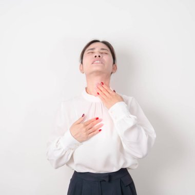 Gastroözofagus Reflü Hastalığı veya GERD, Asit Reflü Hastalığı, Gastro Özofagus veya GORD ve Dispepsi Konsepti. İş kadınının sindirim sistemi sorunu yüzünden midesi ağrıyor ve Esophageal ağrısı var.