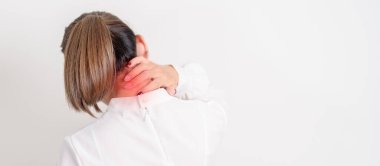 İş kadını boyun kasları gerilmesi ve iltihaplanma, miyofasyal ağrı sendromu ve fibromiyalji, romatizma, servikal omurga spondilozu, ofis sendromu ve ergonomik enfeksiyon için boyun ağrısı çekiyor.