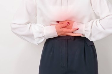 Karnı ağrıyan bir iş kadını, kabız olmuş sindirim ya da gıda zehirlenmesi, kadın sorunu ve endometriyozis, histerektomi, mide ağrısı ve regl konseptörü.