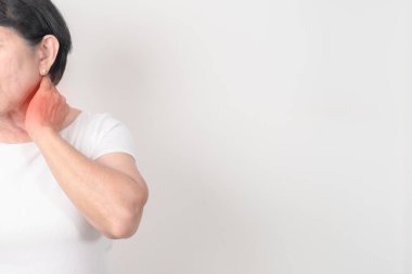 Boyun kasları gerilmesi ve iltihaplanma, miyofasyal ağrı sendromu ve fibromiyalji, romatizma, servikal omurilik spondilozu, kemik erimesi ve sağlık hizmetleri kavramları için boyun ağrısı çeken yaşlı bir kadın.