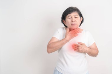 Gastroözofagus Reflü Hastalığı veya GERD, Asit Reflü Hastalığı, Gastro Özofagus veya GORD ve Dispepsi Konsepti. Sindirim sistemi sorunu yüzünden karın ağrısı ve özofajiyal ağrı çeken yaşlı bir kadın.