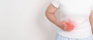 Pankreas ağrısı ve hastalık için pankreas iltihabı olan yaşlı kadın, safra kesesi, Bile Kanalı, Duodenum, ince bağırsak. Pankreas kanseri, Akut ve Kronik pankreas iltihabı, Sindirim Sistemi ve Sağlık 