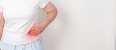 Böbrek hastalığı, idrar sistemi ve Taşlar için yan ve bel ağrısı olan yaşlı bir kadın. Böbrek ve Kanser Günü, Kronik böbrek, Organ Bağışı Günü ve Sağlık Hizmetleri Konsepti. 