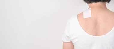 Kas iltihabı, burkulma, miyofasyal ağrı sendromu, fibromiyalji, omuz ağrısı ve kas sıkışması için Omuz Ağrısı bandı olan yaşlı kadın.