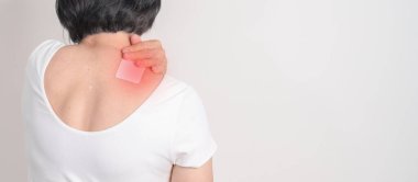 Kas iltihabı, burkulma, miyofasyal ağrı sendromu, fibromiyalji, omuz ağrısı ve kas sıkışması için Omuz Ağrısı bandı olan yaşlı kadın.