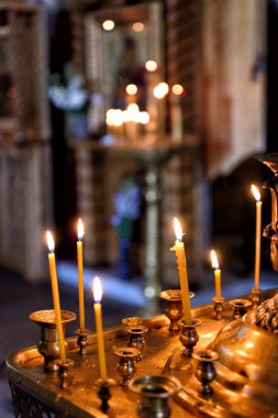 Bir Rus Ortodoks Kilisesi yanan mumlar 