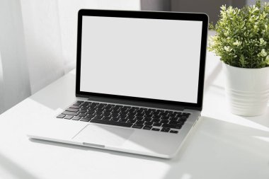 Beyaz masa boş ekran ile dizüstü bilgisayar