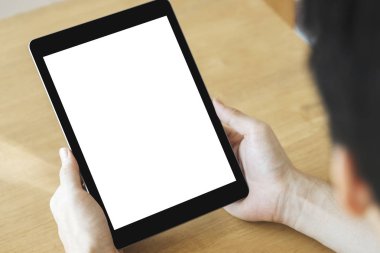 Siyah renkli tablet cihazı tutan bir adamın mockup görüntü 