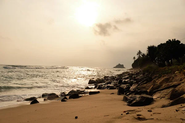 Midigama beach. Srí-Lanka. Gyönyörű naplemente. Csodálatos kilátás. — Stock Fotó