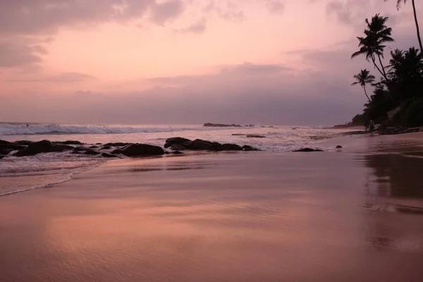 Praia de Midigama. Sri Lanka. Belo pôr-do-sol. Vista incrível . — Fotografia de Stock