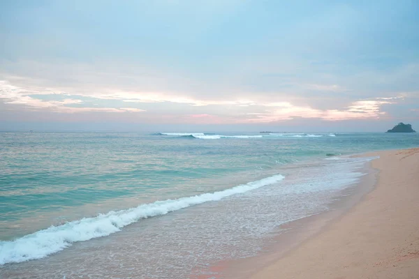 Solnedgång i Sri Lanka. Weligama beach. — Stockfoto