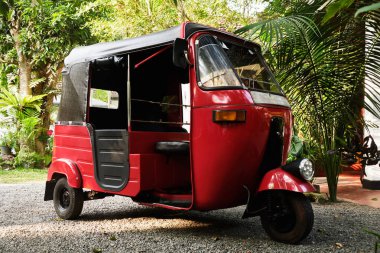 Kırmızı Tuk-tuk taksi Sri Lanka yolda. Ceylon seyahat araba.