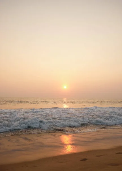 Apus de soare uimitor pe plaja cu vedere la ocean și valuri . — Fotografie, imagine de stoc