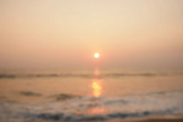 Lenyűgöző kilátás nyílik az óceánra és a hullámok tengerpart naplemente. — Stock Fotó
