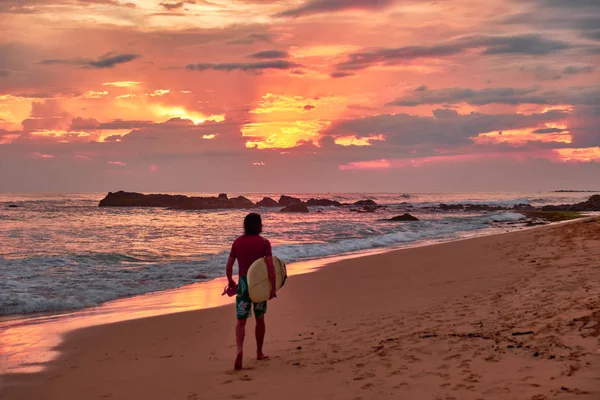 Superbe coucher de soleil sur la plage surplombant l'océan et les vagues . — Photo